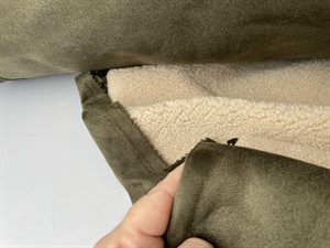 Ruskinds overflade med teddy foer i armygrøn